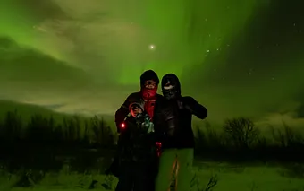 Rodina pod intenzivní polární září