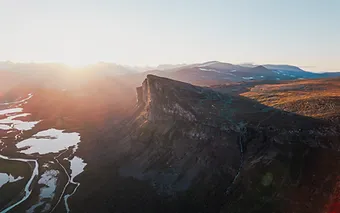 Východ slunce nad horou Skierfe v Sarek