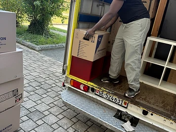 Chargement d'un carton dans le camion de déménagement par un opérateur
