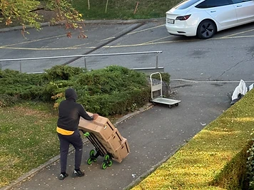 Organisation du chargement dans le camion : cartons empilés et calés