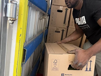 Déménageur installant un carton FSC dans le camion, cadre jaune du hayon
