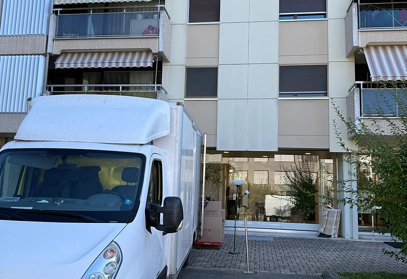 Fourgon de déménagement CSR-Solutions sur un chantier