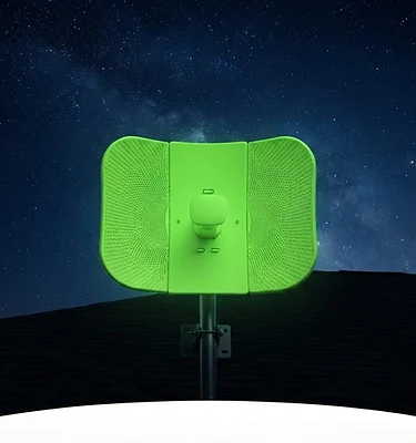Antena direccional verde neón montada en soporte tipo J sobre un techo de noche bajo el cielo estrellado