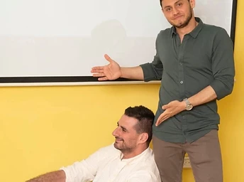 הדרכה בכיתת מחשבים עם קבוצת לומדים מול מסכים