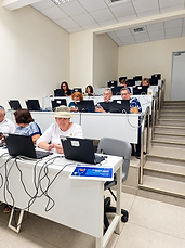 משתתפי הסדנה במאוחדת מתנסים בכלים דיגיטליים