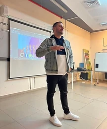 הרצאה מול קהל גדול