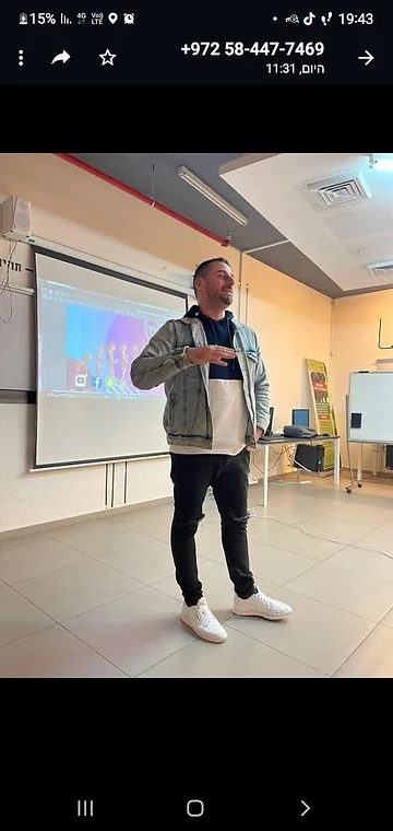 מי מעביר סדנת AI מותאמת לארגון?