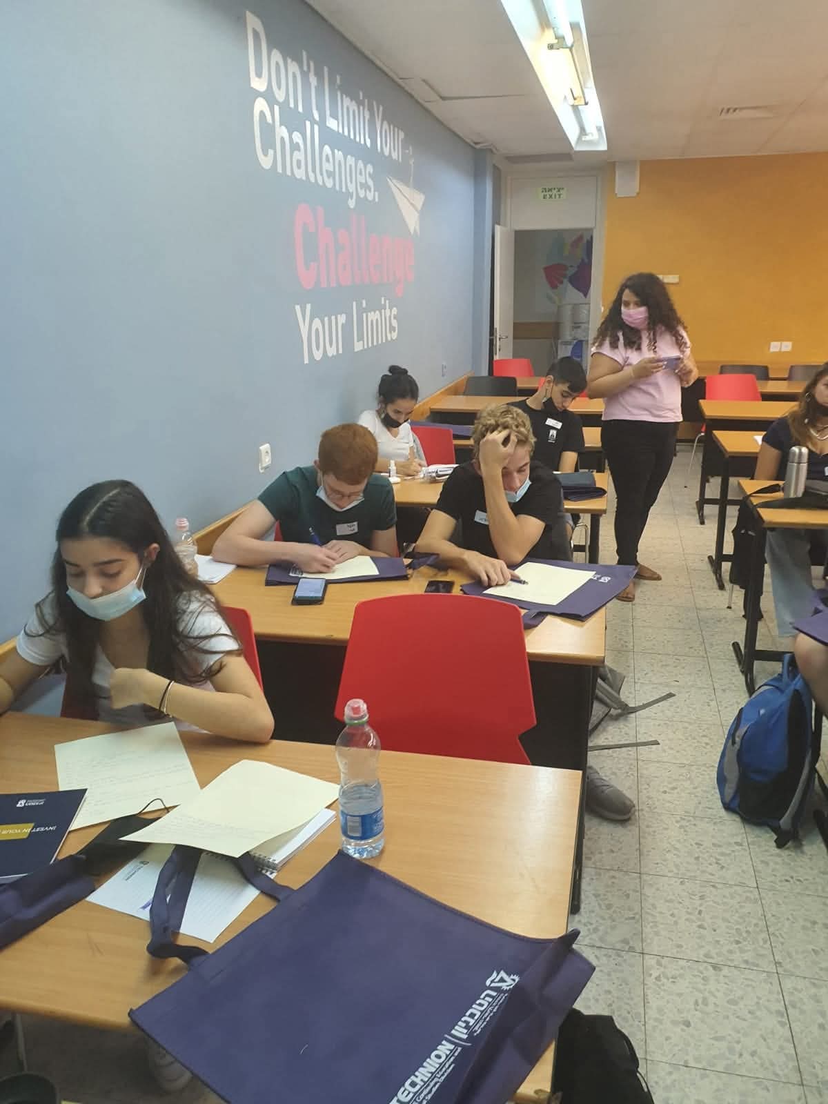 סלפי משרד — חולצה משובצת