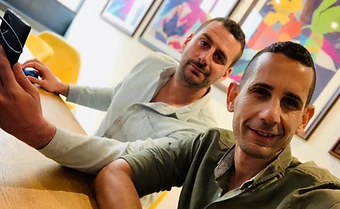 איך מצלמים סרטוני עובדים בלי שזה ייראה מבוים?