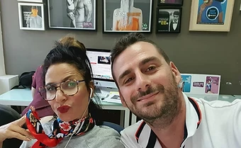 מפגש בבית קפה