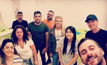 בסטודיו — חולצות שחורות