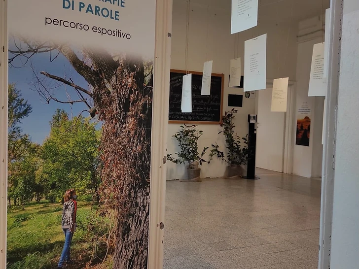 Percorso espositivo Fotografie di Parole allestito nei corridoi della scuola