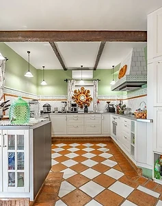 Equipped kitchen with island and terracotta floor