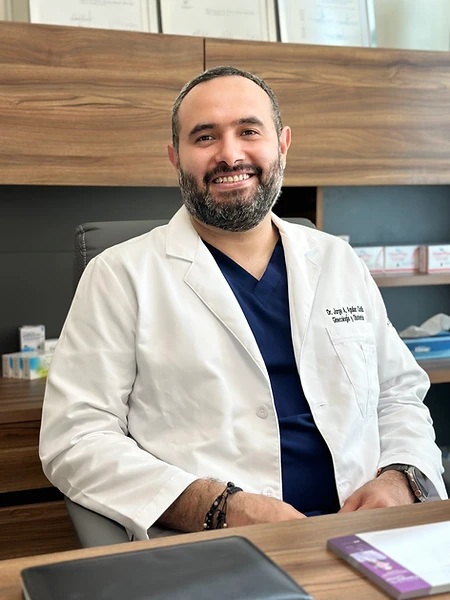 Dr. Jorge A. Aguilar Castillo en su consultorio