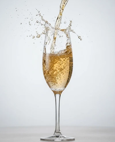 クリスタルフルートへのシャンパーニュの注ぎ — 泡のビード