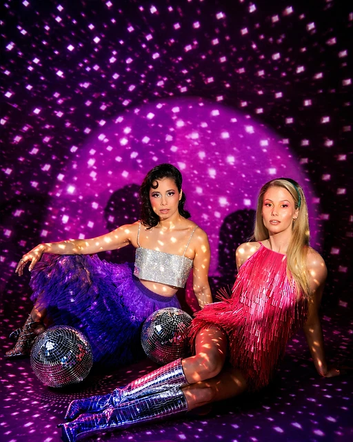 Dutch Disco Dolls, twee zangeressen in glamoureuze disco-outfits