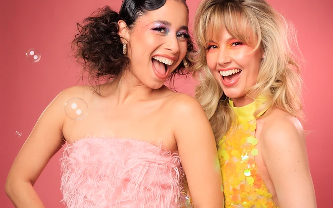 Dutch Disco Dolls live zangact met twee zangeressen tijdens een optreden