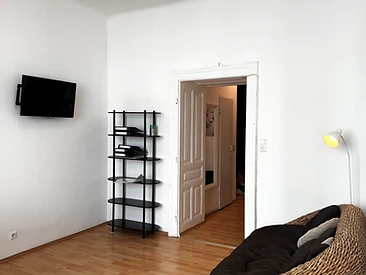 Aufenthaltsraum im YuTu Facility Büro in Wien mit Regal und Sitzsessel