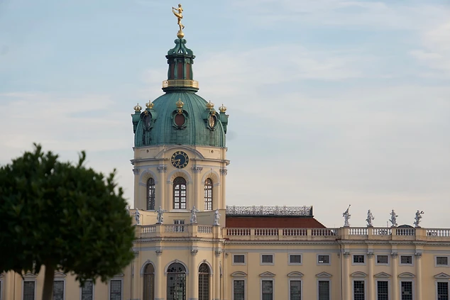 Historisches Gebäude mit markantem Turm im Cottageviertel, Währing Wien