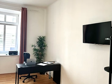 Arbeitsplatz im YuTu Facility Büro in Wien mit Schreibtisch und Laptop
