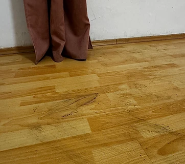 Parkett vor der professionellen Reinigung durch YuTu Facility Services Wien – verschmutzter Boden