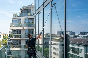 Fensterreinigung in Wien: Warum selbst putzen oft Streifen hinterlässt