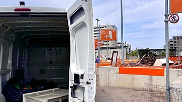 Transport und Entsorgung bei einer Entrümpelung in Wien – YuTu Facility Services belädt den Transporter