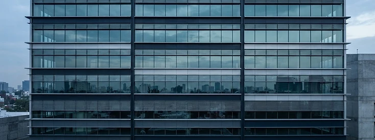Arquitectura corporativa de líneas limpias y reflejos de cristal, representando infraestructura digital modular.