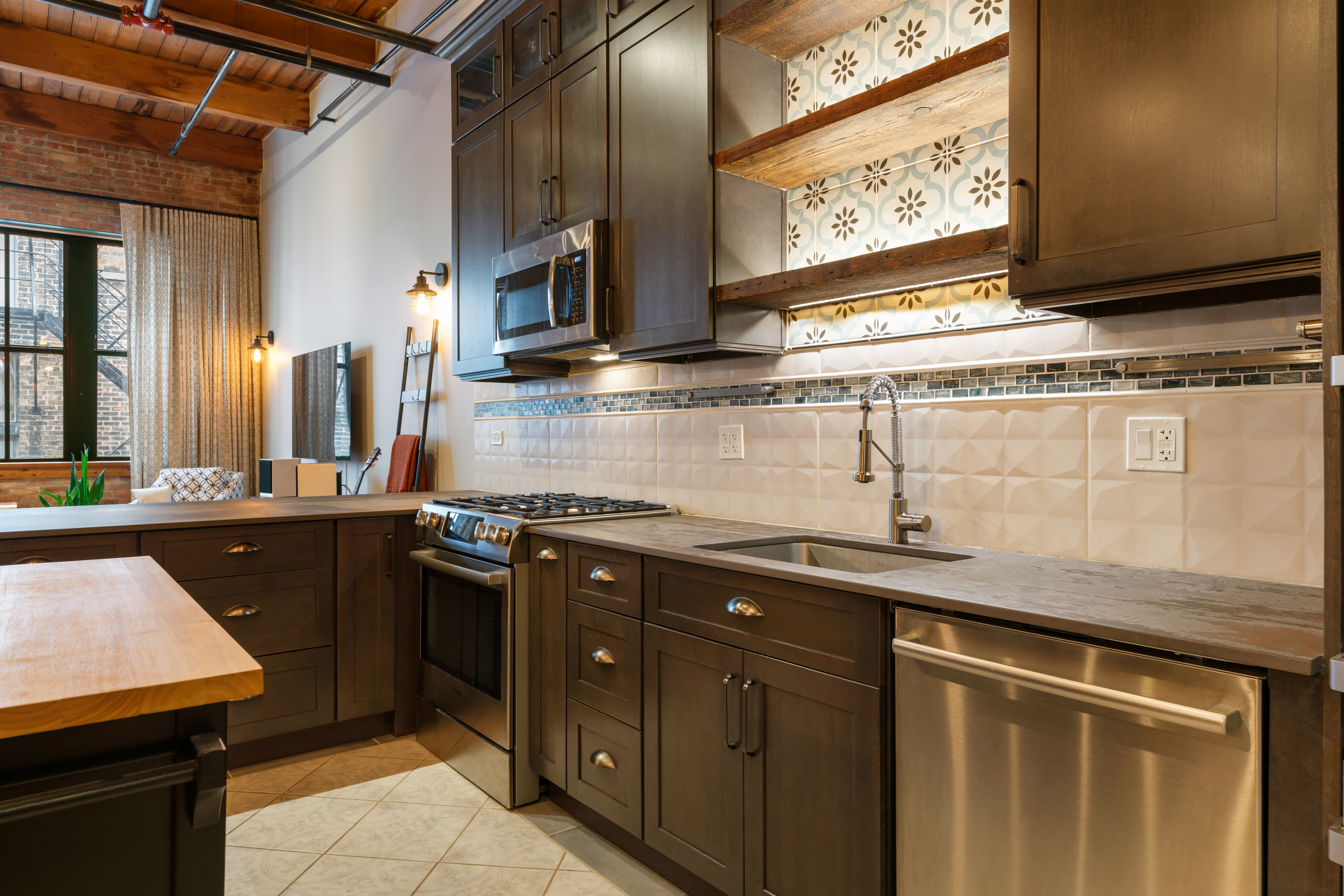 The range wall, patterned tile above the shelves