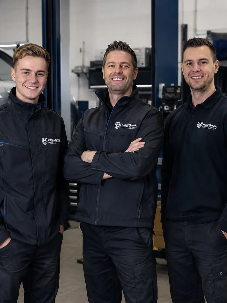Het team van Heerink Autoservice in de werkplaats