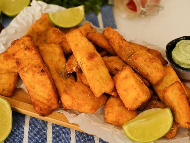 Iscas de peixe douradas com limão