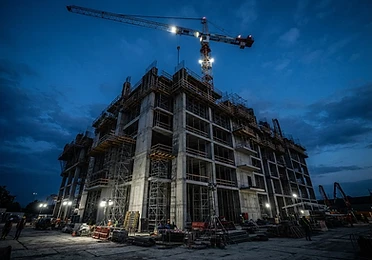Estrutura de concreto de edifício comercial em construção