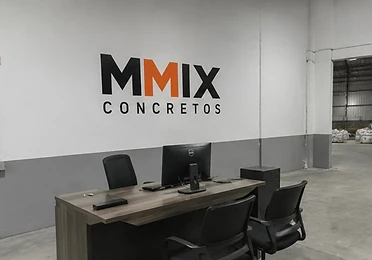 Recepção da MMIX CONCRETOS com logotipo em destaque