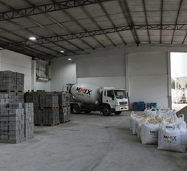 Interior da unidade MMIX com estoque e caminhão betoneira