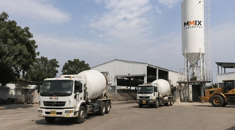 Unidade da MMIX CONCRETOS com silo e caminhões betoneira no pátio