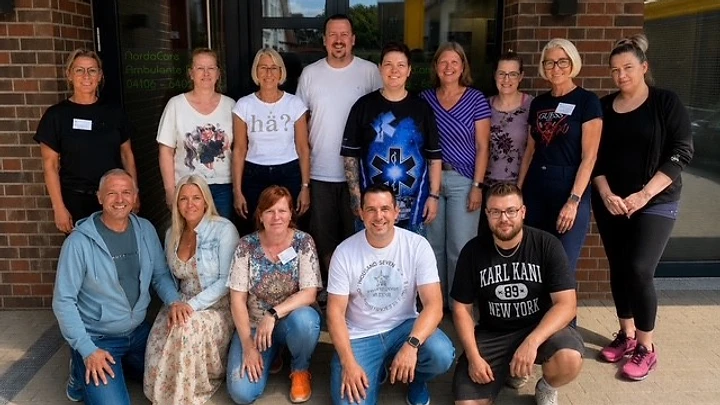 Das NordaCare Team vor dem Unternehmenssitz in Quickborn