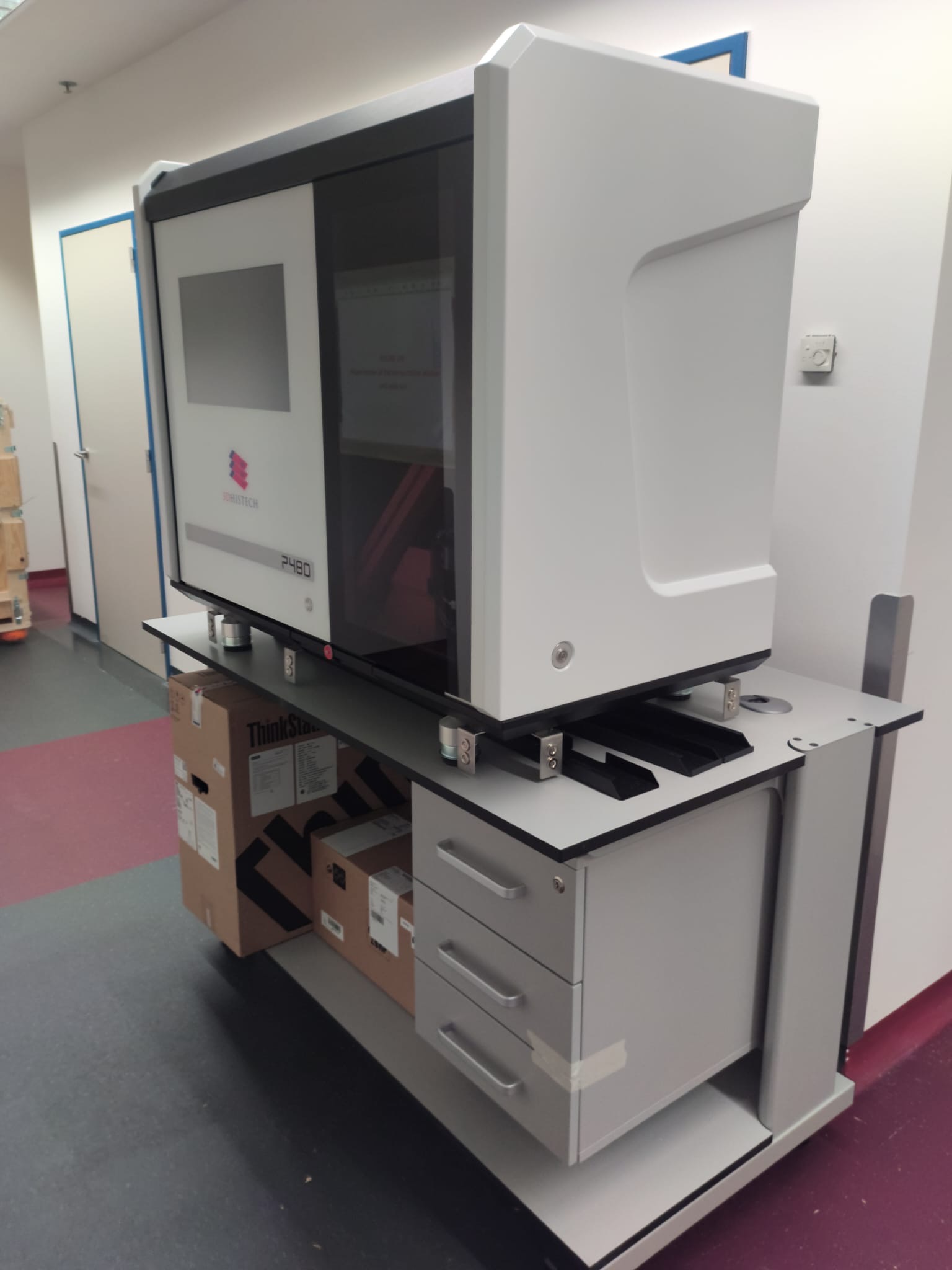Secure mounting of a 3DHISTECH P480 scanner on a mobile laboratory workstation.