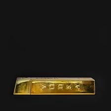 3 Kilos Gold 999.9 — die Flasche flach gelegt, ein horizontales Designdetail.