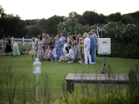Wedding guests in front of the Snapify photobooth in Mallorca