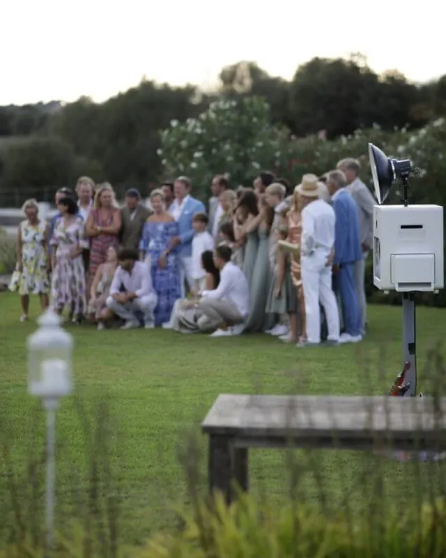 Large group of guests posing in front of the Snapify photobooth in Mallorca