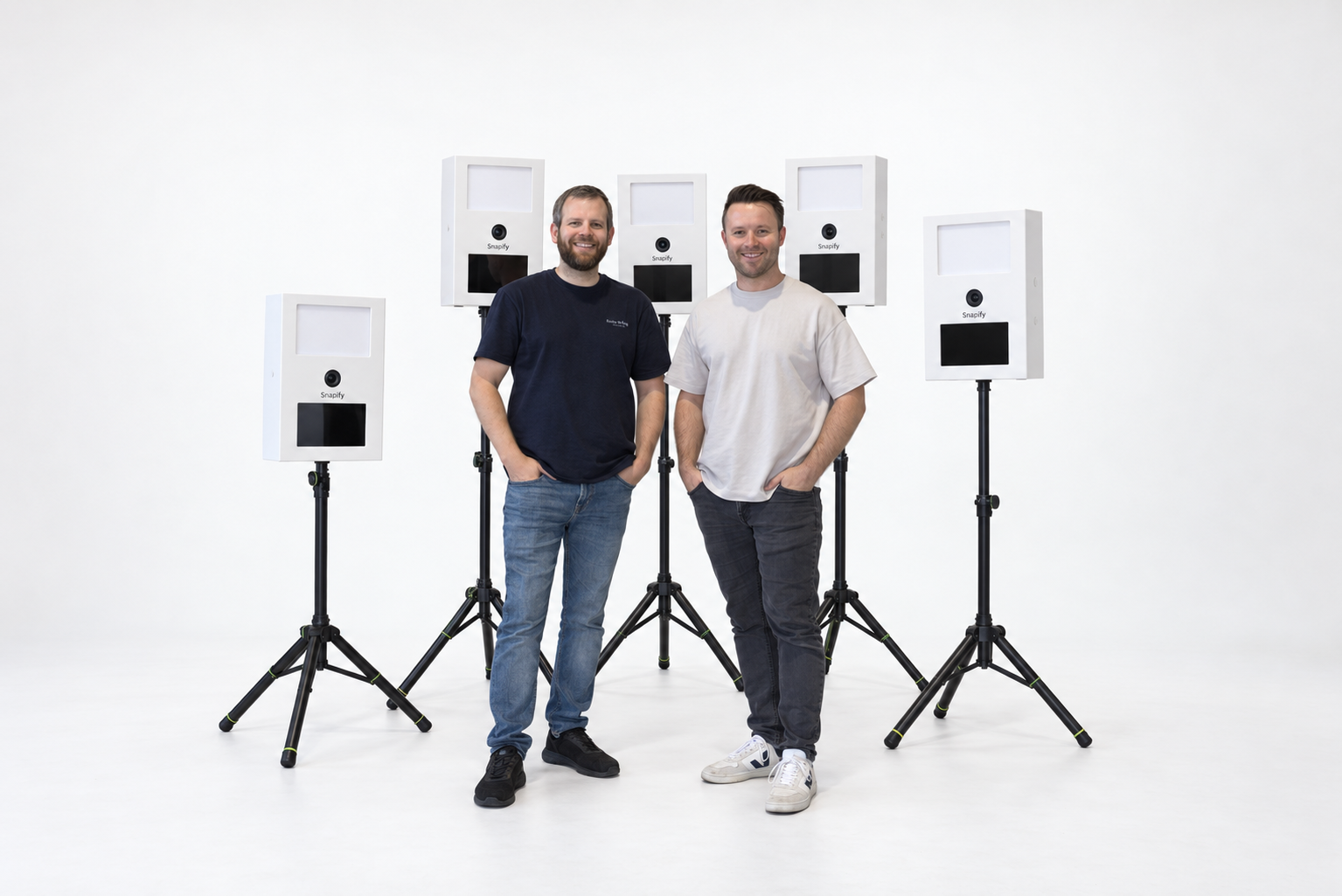 Thomas und Adam – das Snapify-Team mit den Snapify-Fotoboxen