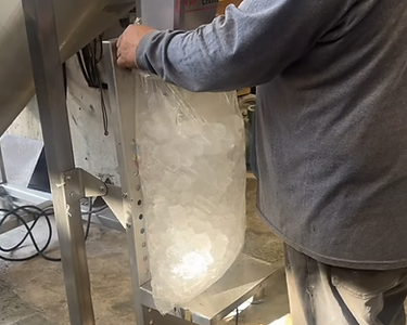 Embolsado y manejo — maquinaria MEYAR para fábrica de hielo
