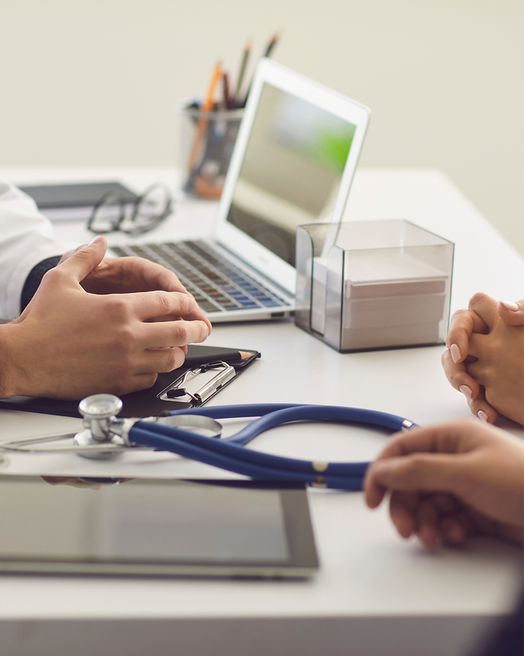 Consulta médica com paciente durante acompanhamento de tratamento oncológico