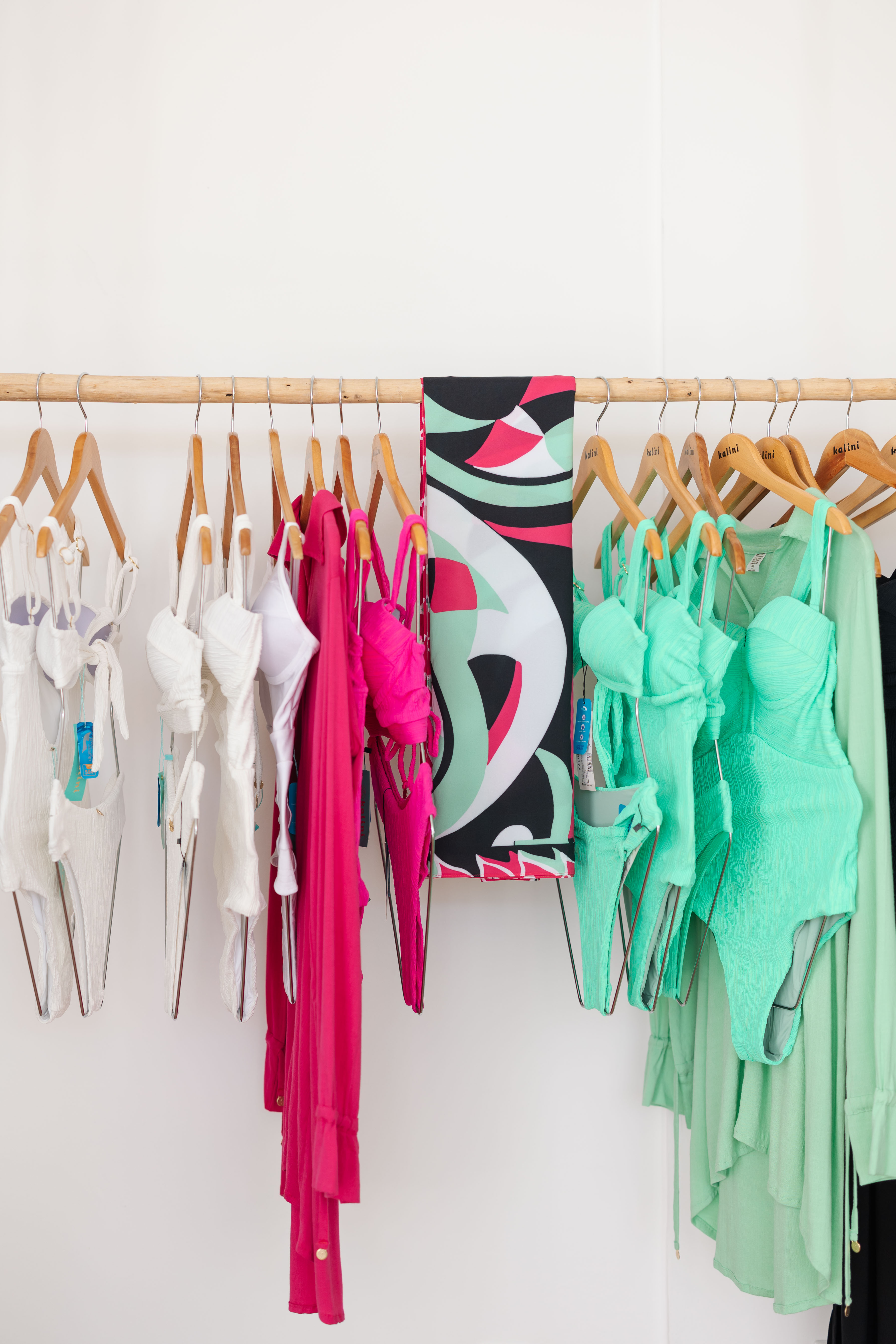 Peças Kalini em cabides na boutique