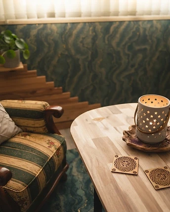 Table basse, lanterne étoilée et détail du tissu