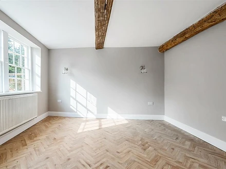 Snug with exposed beam and parquet floor