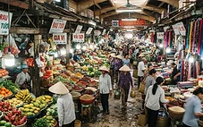 Con Market Da Nang interior showing fresh produce stalls and spice vendors