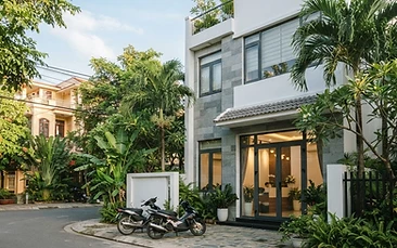 Exterior of a modern expat clinic in Da Nang with clean signage and a bright entrance