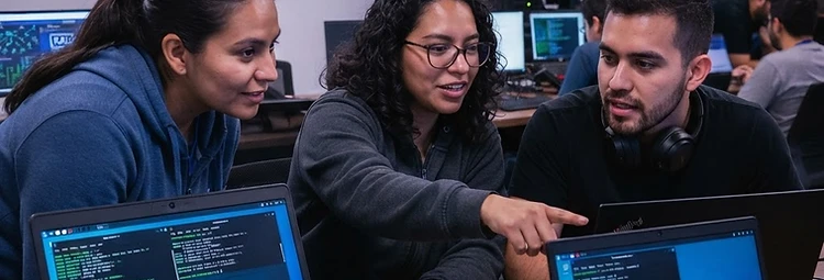 Equipo de ciberseguridad debatiendo con el CISO frente al Security Operations Center
