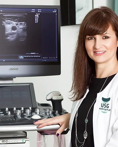 Lekarz w gabinecie USG ze sprzętem diagnostycznym